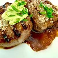 Beef medallion. Avocado- horseradish crème. Pinot-shallot reduction.| Samさん