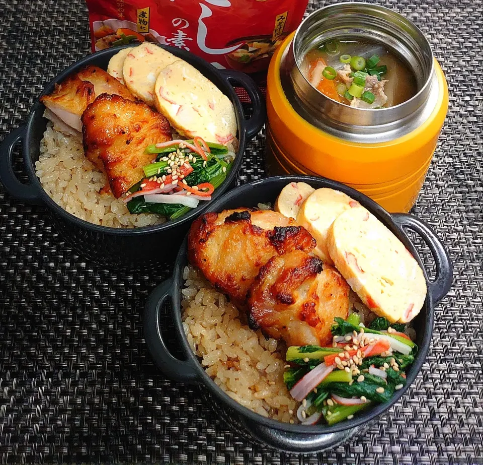 母とムスコのラブラブおソロ♪ホカホカ豚汁＆さくらごはん乗っけ弁当|からあげビールさん