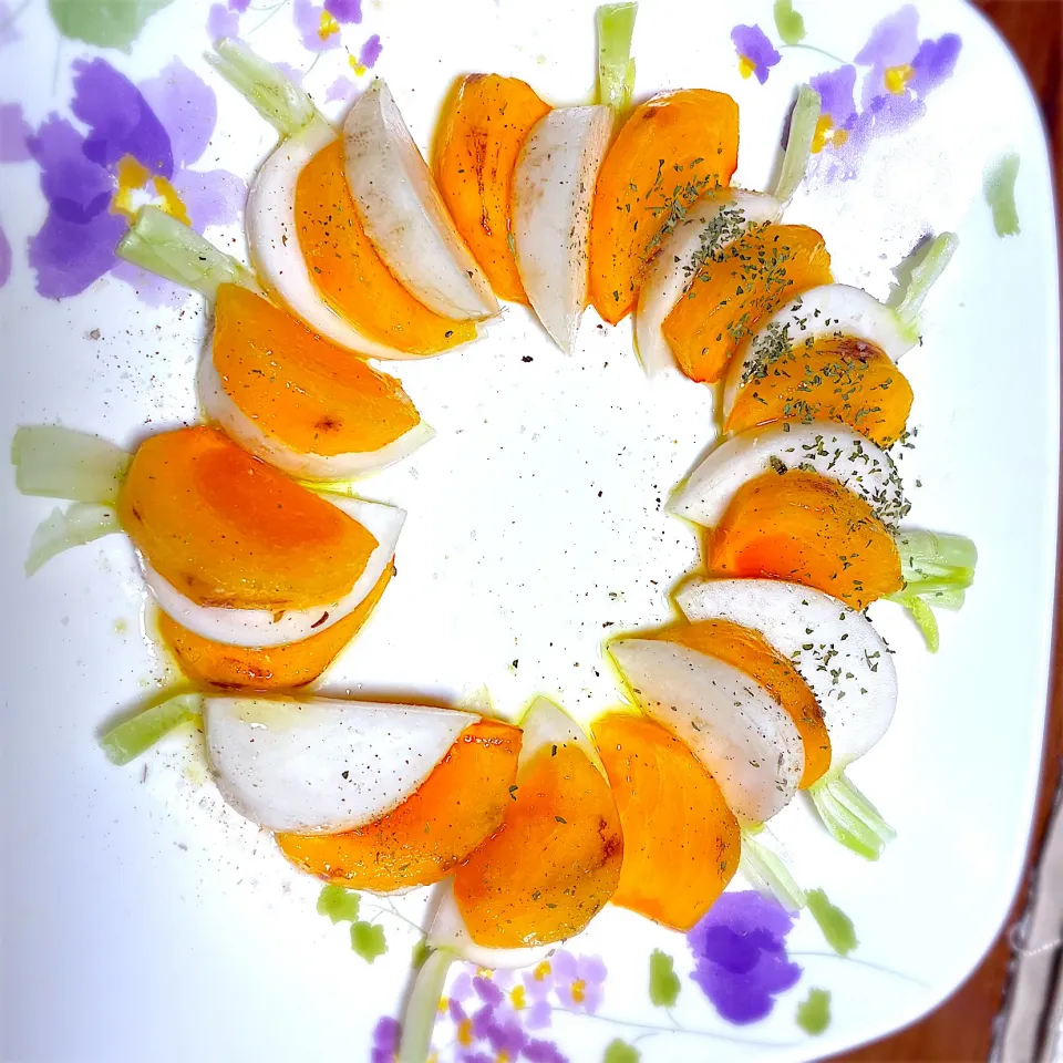 さかぽんさんの料理 簡単4分！柿と蕪のシンプルサラダ🍀|ももさん
