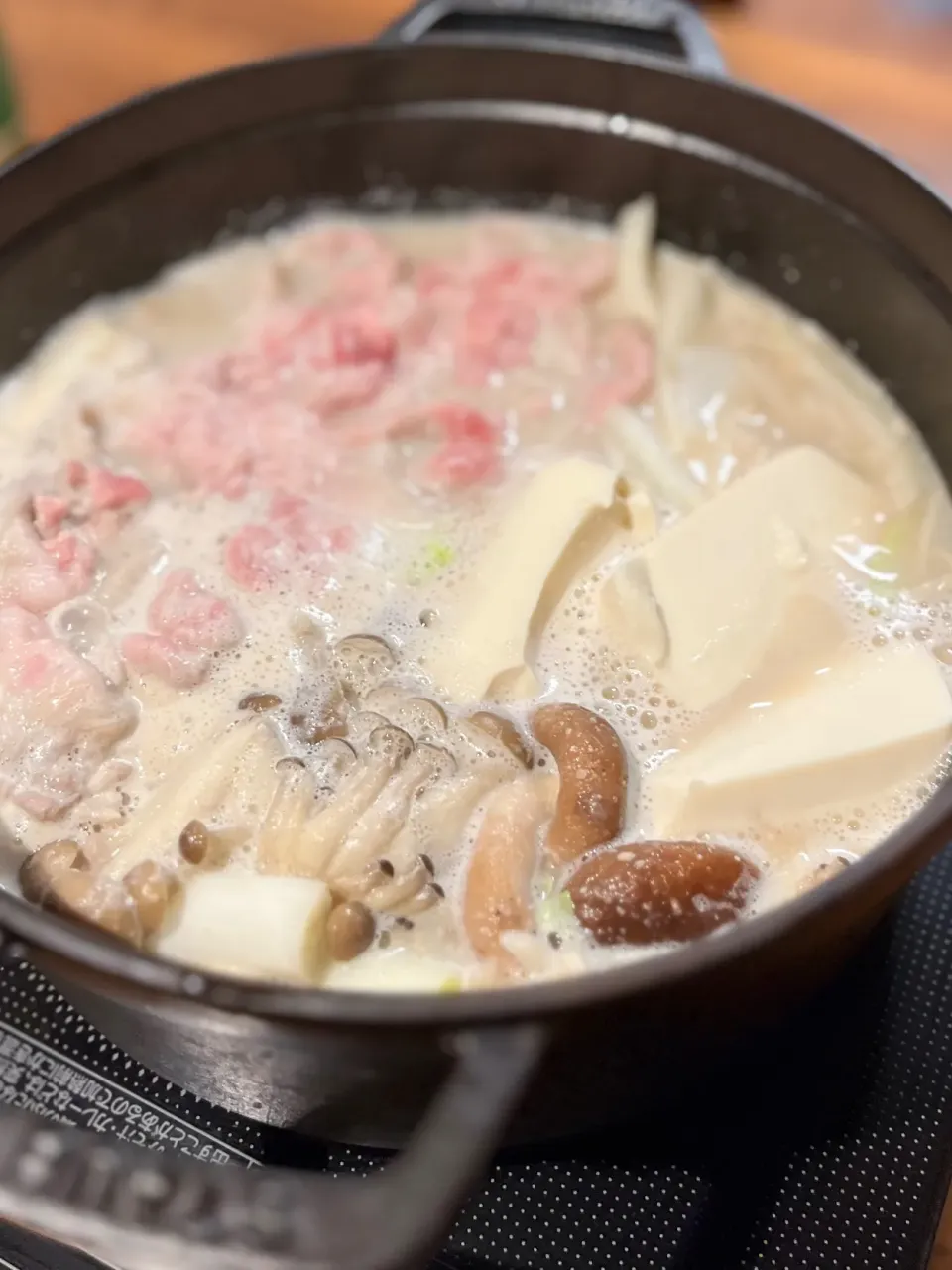 節約 & 健康満点💯 家族も喜ぶ✨たっぷりきのこのごま豆乳鍋|アッコ✨さん