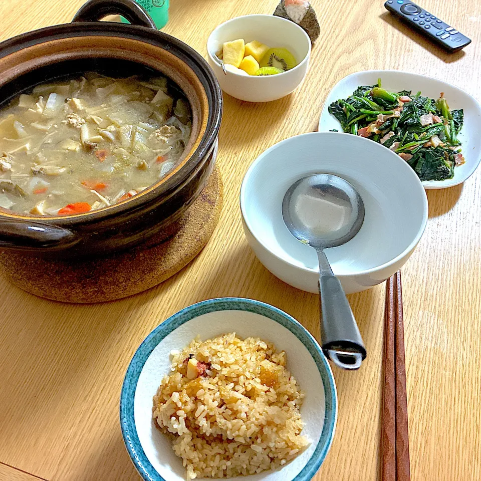 鶏団子と根菜のうま味噌鍋、たこ飯、ほうれん草ベーコンソテー、りんご、キウイ。|くろーぶやんさん