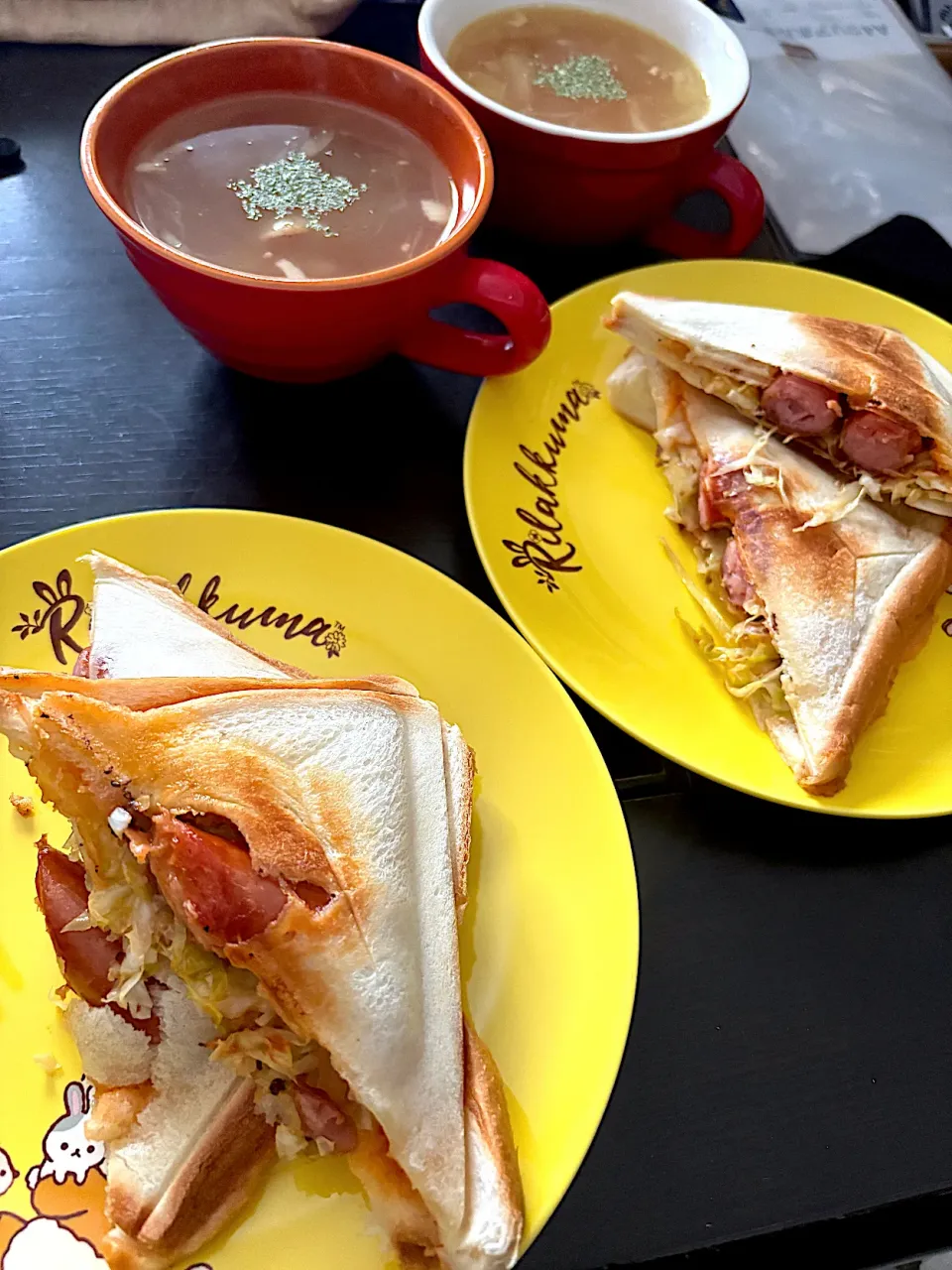 キャベツとウィンナーのホットサンド、コンソメスープ|ハルさん