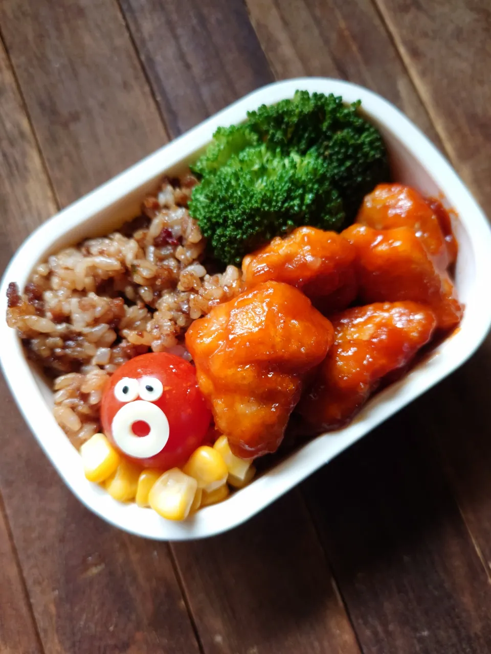 漢の…次女用🍱黒チャーハンと鶏チリの中華弁当|ᵏᵒᵘさん