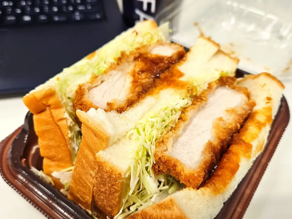 食べ堪え抜群の三元豚の厚切りカツサンド|motohiroさん