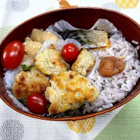 焼サバ、カレーつくね、唐揚の五穀米🍱|なお🅿️さん