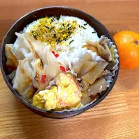餃子🥟海老と🥚キャベツの炒め物　煮物🍊| JKお弁当さん