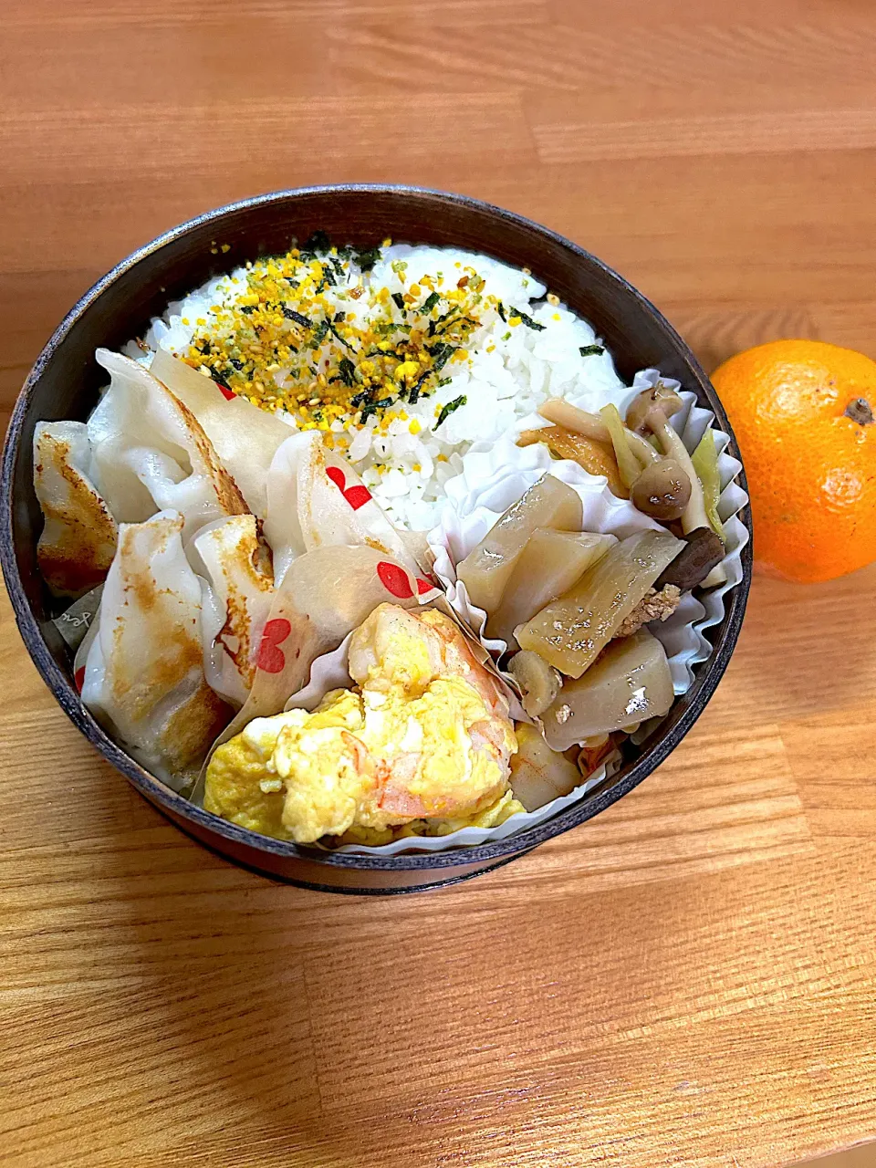 餃子🥟海老と🥚キャベツの炒め物　煮物🍊|JKお弁当さん