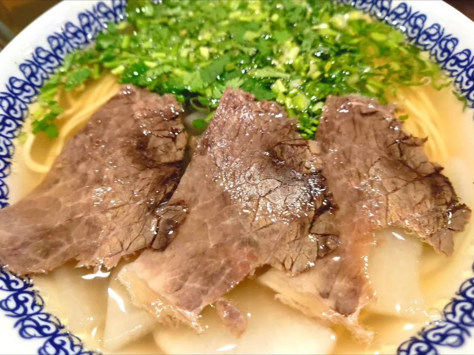 【2025年4月開業】 
【ハラル認証店】 
馬子禄 牛肉面 新宿店 
蘭州牛肉面
（麺の太さ：細、1,050円） 
＋大根大盛 (200円) 
＠東新宿4分 
(JR新宿駅から徒歩10分)
25326
〈醤160塩53噌󠄀23タ11昆9出15 F18冷27混5つ3焼1ポ1〉|大脇さん