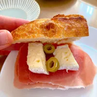 カマンベール生ハムのバゲットサンド🥖| よっしーさん