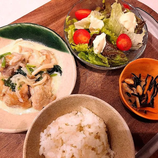鶏肉のガーリッククリーム煮、ヒジキの煮物、フレッシュチーズのサラダ|ぷゆこさん