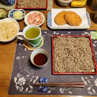 ざるそば、茹でて流水でしめたもやし、つるし焼豚スライス、刻みネギ、刻んだ自家栽培の青唐辛子、揚げ直したお惣菜コロッケ、熱い日本茶(昼飯)| enarinさん