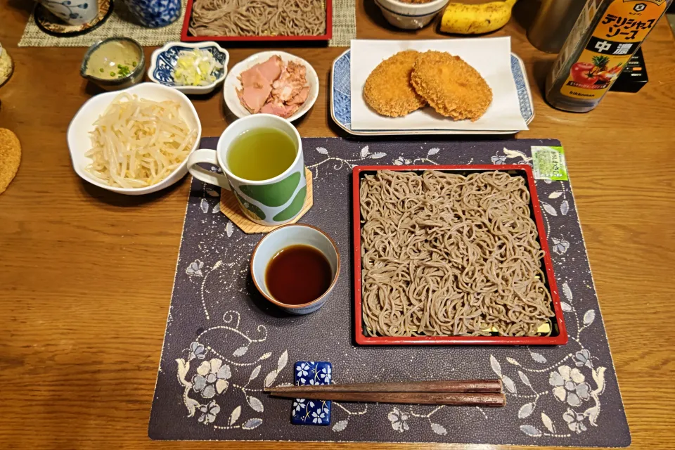 ざるそば、茹でて流水でしめたもやし、つるし焼豚スライス、刻みネギ、刻んだ自家栽培の青唐辛子、揚げ直したお惣菜コロッケ、熱い日本茶(昼飯)|enarinさん