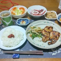 ご飯&梅干、豚肉の味噌漬け焼き、野菜炒め、サラダ、ボイルイカ、搾菜、烏龍茶、カットワカメ&フライドガーリック&フライドレッドオニオン&乾燥スライスにんにく入り出汁スープ、手作りマグカッププリン(夕飯)|enarinさん