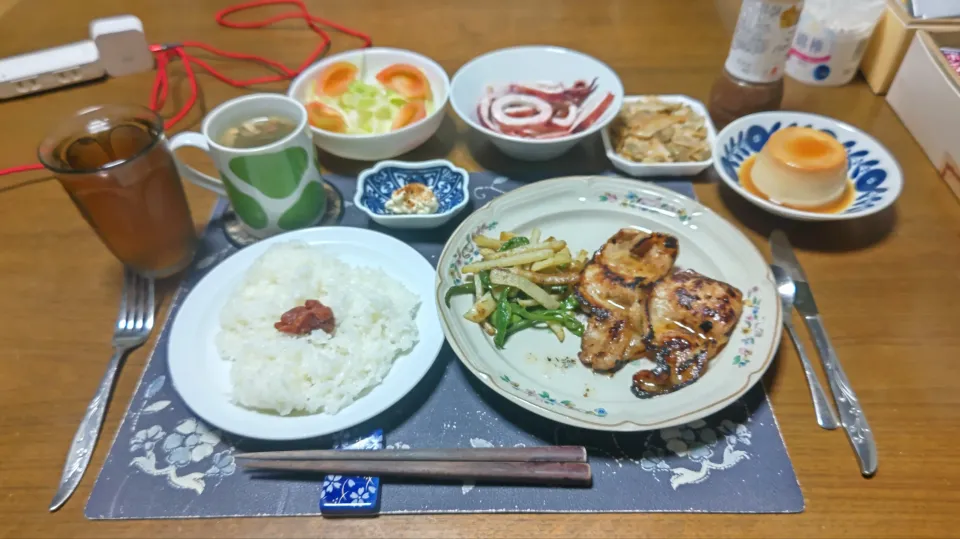 ご飯&梅干、豚肉の味噌漬け焼き、野菜炒め、サラダ、ボイルイカ、搾菜、烏龍茶、カットワカメ&フライドガーリック&フライドレッドオニオン&乾燥スライスにんにく入り出汁スープ、手作りマグカッププリン(夕飯)|enarinさん