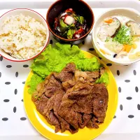 うちの晩ごはん　焼きしゃぶ肉、タコときゅうりともずくの酢の物、野菜いっぱいミルクスープ|はるさく🌸さん