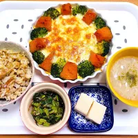 うちの晩ごはん　鶏ごぼうご飯、かぼちゃとブロッコリーの豆腐グラタン、小松菜の塩昆布和え、高野豆腐、エノキのとろろスープ|はるさく🌸さん