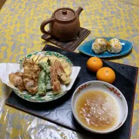 grandmaの晩ごはん☆ 今夜はさつま芋と万願寺とうがらしをもらったから､天ぷらに
おにぎりは柚子塩で…
頂きます|kaoriさん