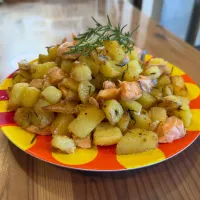 現地ではSaumon poêlé aux herbes, pommes de terre rissoléesというそうです ハーブソルトの鮭じゃがバター|愛さん