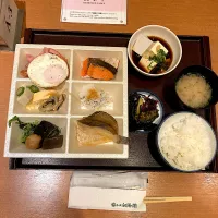 昨夜は宴会の後、２次会のカラオケで23時30分まで飲んでいました。一夜明け、ちょっとだるい🥱ですが、朝食ブュッフェはしっかりいただきます😋それにしても取りすぎちゃったかなあ💦|なびさん