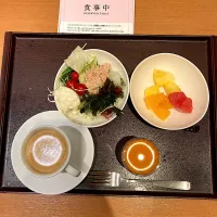 朝は爽やかにサラダ、フルーツ、野菜ジュース、コーヒーで〆ます。お腹も満ち足りたところで、これから名古屋に帰ります。|なびさん