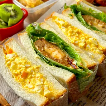 Snapdishの人気料理写真:【誤差ありお弁当】チーズインハンバーグのサンドイッチ