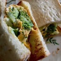 土曜の朝のブロッコリー🥦サンドイッチ🥪☕️|keitanさん