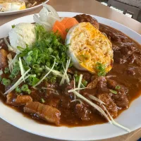 中辛ポーク🐽と大辛チキンのあいがけ🍛🌶️🔥味玉チー玉トッピング🥚🧀🍳ピクルスマシマシ🥒|buhizouさん