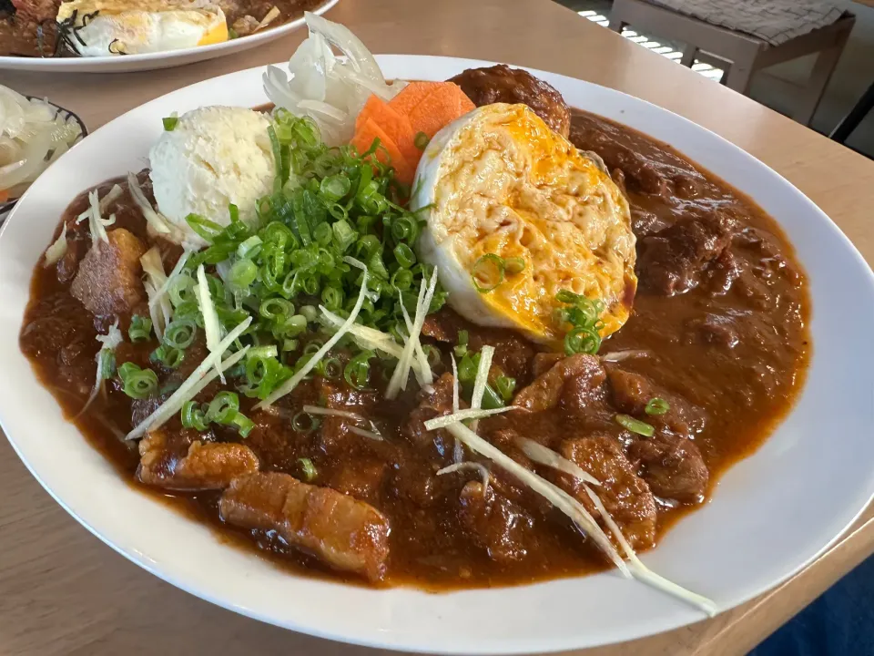 中辛ポーク🐽と大辛チキンのあいがけ🍛🌶️🔥味玉チー玉トッピング🥚🧀🍳ピクルスマシマシ🥒|buhizouさん