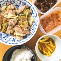 鶏肉とキャベツのごま油蒸し、しいたけの佃煮、カレースープ、イカの塩辛|さきさん