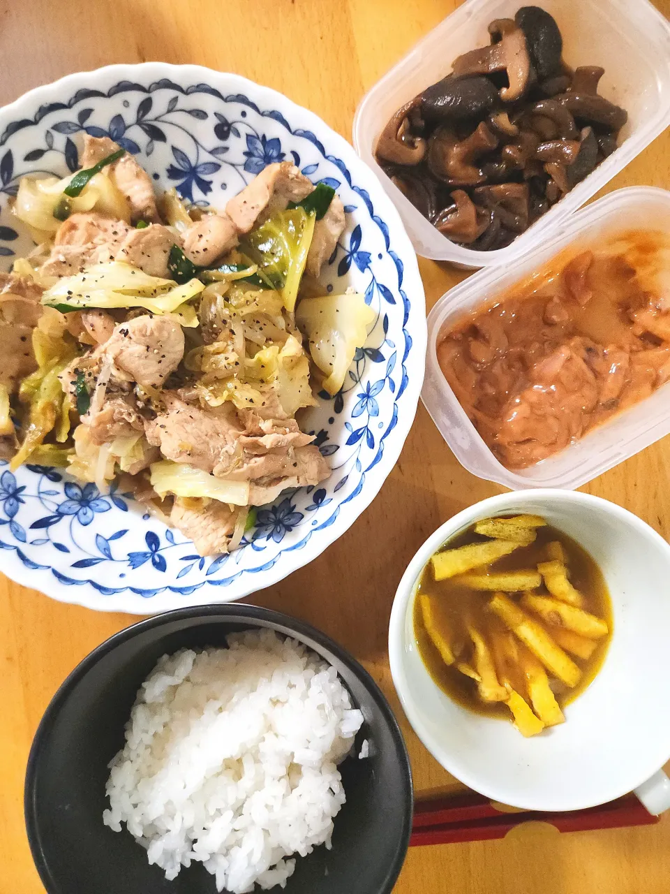 鶏肉とキャベツのごま油蒸し、しいたけの佃煮、カレースープ、イカの塩辛|さきさん