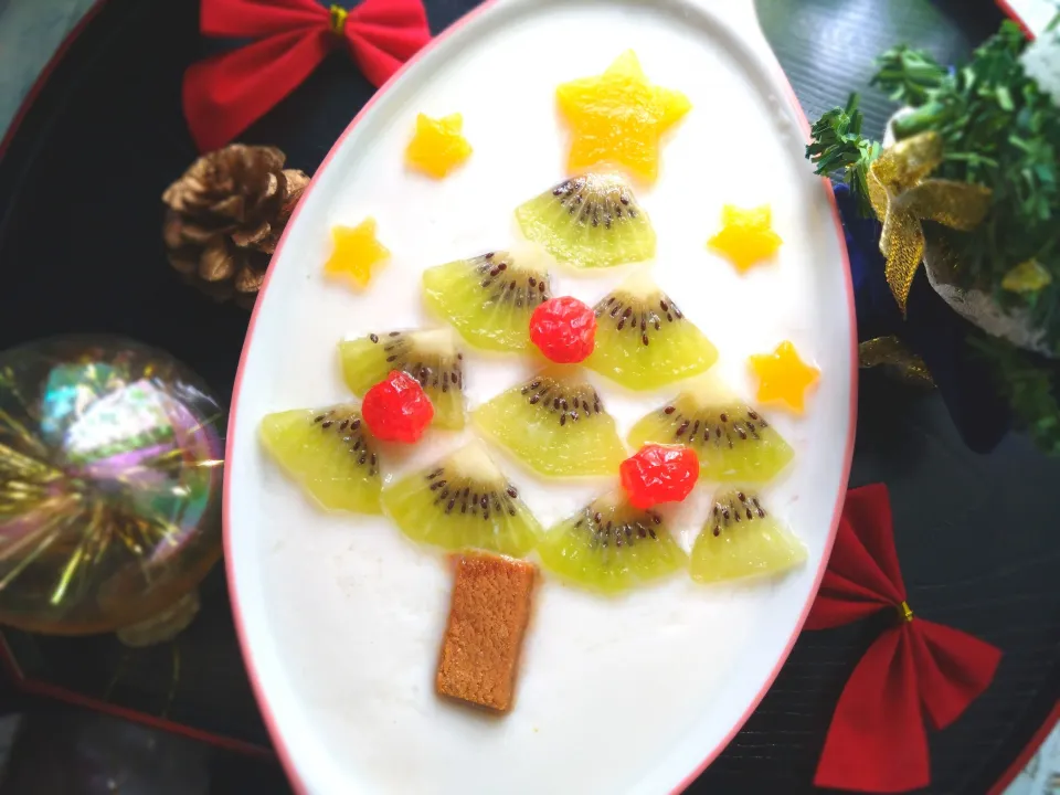 ミルクゼリーとキウイクリスマスツリー|きこりnoteさん