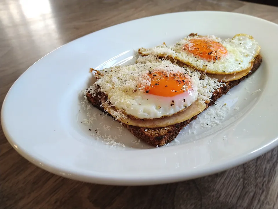 ハムエッグトースト|古尾谷りかこさん