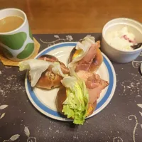 レーズンロールパントーストサンドイッチ、ホットコーヒー、カシスジャム入りヨーグルト(朝ご飯)|enarinさん