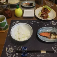 ご飯、レーズンロールパントーストサンドイッチ、銀鮭塩焼&塩鯖焼き、納豆、梅干、熱い日本茶(昼飯)|enarinさん
