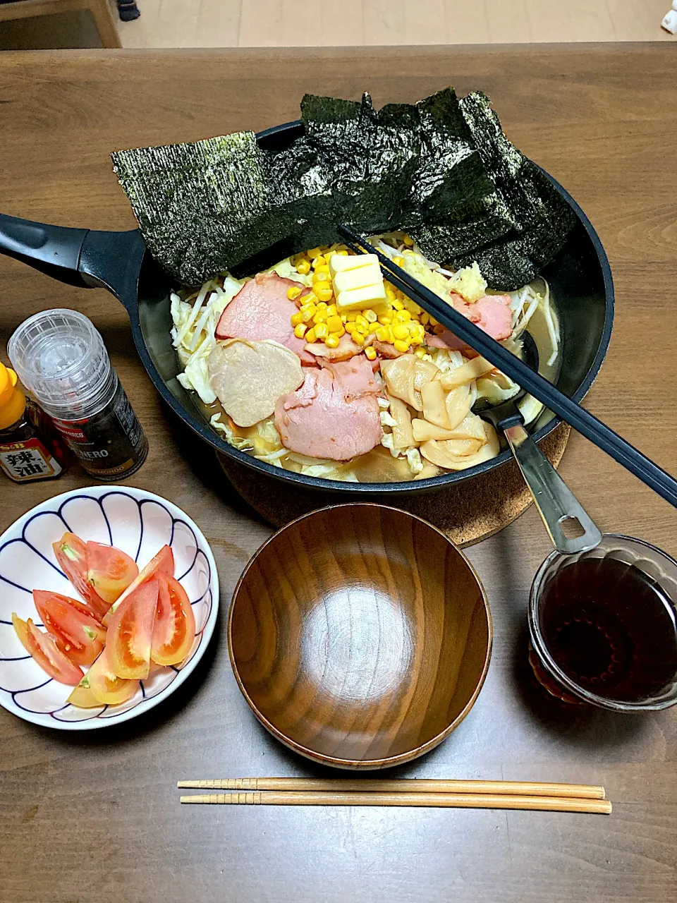 野菜、焼豚、海苔たっぷりの味噌バターコーンラーメン　KANAさんに教えてもらった通り、海苔をジップロックに封入して冷凍庫で保存していたら、もう買ってから半年以上経つのにまだパリパリだったので驚きました。改めてKANAさんにお礼申し上げます。|なびさん