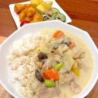 白カレー　エビマヨ　大根きゅうりの梅昆布和え　さつまいも甘煮| とゆあさん