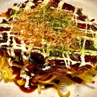 焼そばを半玉入れた お好み焼き                               「モダン焼き(イカ•豚玉)」|mottoさん