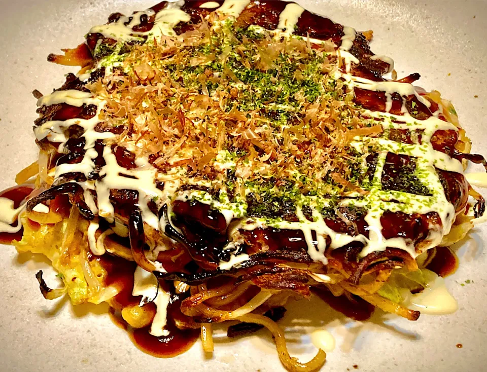 焼そばを半玉入れた お好み焼き                               「モダン焼き(イカ•豚玉)」|mottoさん