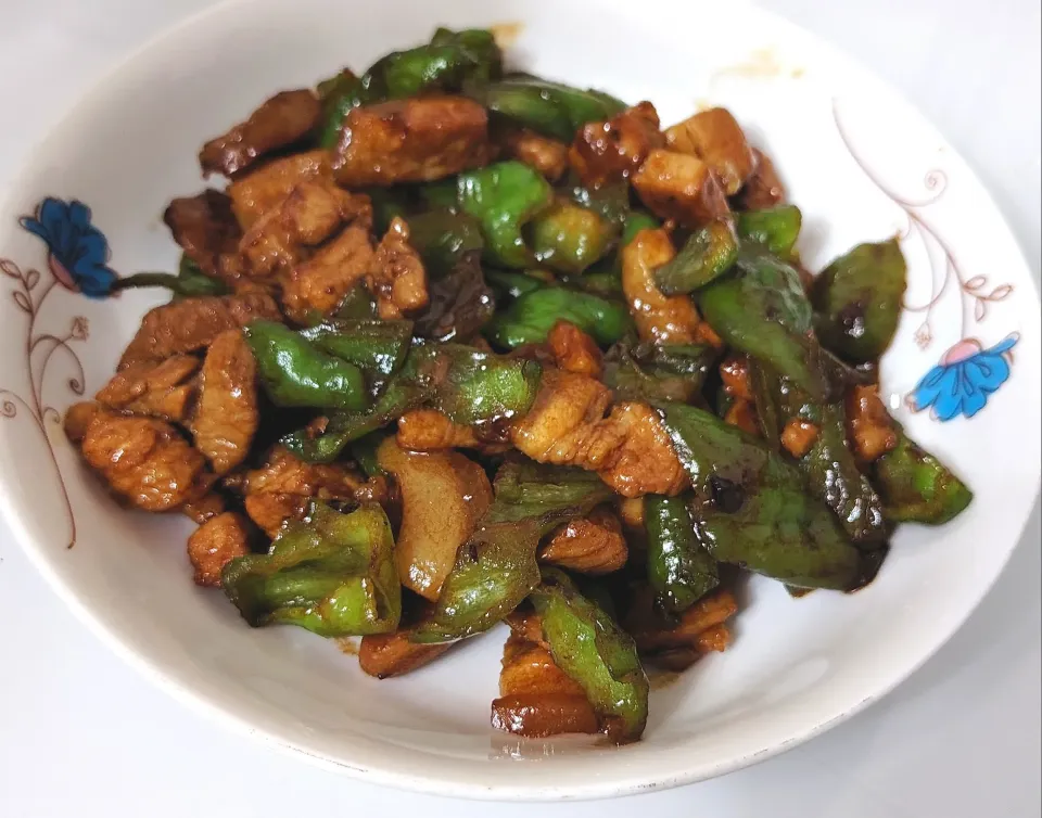 Screw peppers with pork belly 😬🐷🌶️ Chinese dish 😋😍|🍒lynnlicious🍒さん