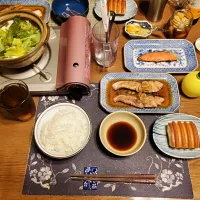 ご飯、ぶり照り、湯豆腐鍋、銀鮭塩焼、たまり漬けらっきょう、六条麦茶、頂き物のバウムクーヘン(夕飯)|enarinさん