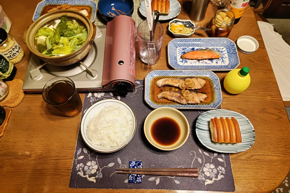 ご飯、ぶり照り、湯豆腐鍋、銀鮭塩焼、たまり漬けらっきょう、六条麦茶、頂き物のバウムクーヘン(夕飯)|enarinさん