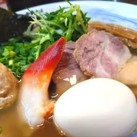 【毎月第1日曜日はスペシャル
限定だけの「半ざわの日」営業】
【食べログ TOP 5000】 
中華そば 半ざわ 
北海道苫小牧産北寄貝(ウバガイ)
むき身60kgの北寄貝出汁ラーメン
＋若芽 (がんこ/覆麺智/花木共通のメンバーカード提示で無料) 
―麺少なめ
＠西巣鴨2分
(JR板橋駅から徒歩15分)
25328
