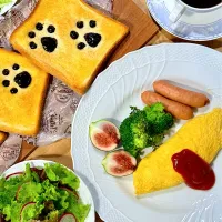 肉球トーストとオムレツ