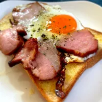お昼ごパン🍞ベーコンエッグ☕️|USOー8000さん