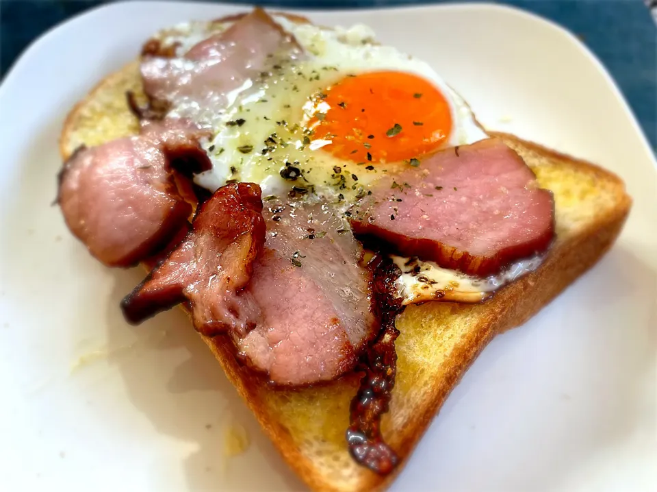 お昼ごパン🍞ベーコンエッグ☕️|USOー8000さん