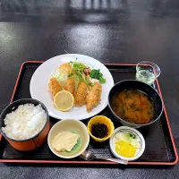 メインはカキフライ定食をオーダー　いただきまーす😋|なびさん