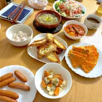 おうち居酒屋開店‼️🙇　生ハムのサラダ、チキンのトマトクリームシチュー、ツナのオープンオムレツ、柿と蕪とブルーチーズの塩麹和え、クリームチーズとコンビーフのディップ、シャウエッセン、バケット、ベーコンときのこのフォカッチャ、バルサミコマスタードハラペーニョドレッシング、シーフードアヒージョ|くろーぶやんさん