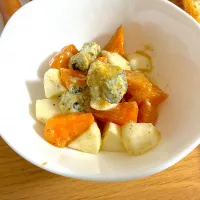 柿と蕪とブルーチーズの塩麹和え|くろーぶやんさん