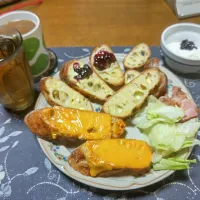 トーストサンドイッチ、カシスジャムトースト、ガーリックトースト、トースト、ホットコーヒー、六条麦茶、カシスジャム入りヨーグルト(朝ご飯)| enarinさん