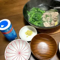 今日の晩ご飯①  ヒージャー汁（ヤギ汁）　大須商店街のエスニック食材店で買った冷凍骨付きヤギ肉を使って作りました。ホントはフーチバー（ヨモギ）を使うのですが、入手出来なかったので、代わりに同じキク科の春菊を使いました。お塩とおろし生姜でいただきます。|なびさん